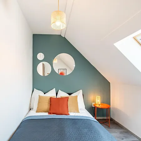 - Comfy - Close To Castle *