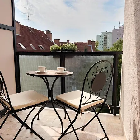 - Comfy - Close To Castle *