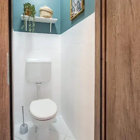 - Comfy - Close To Castle *