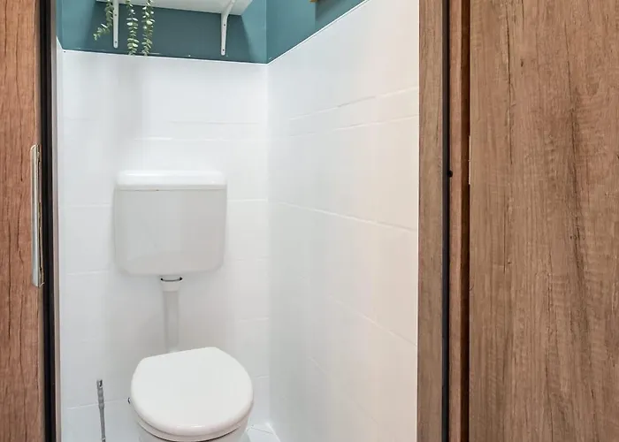 - Comfy - Close To Castle *